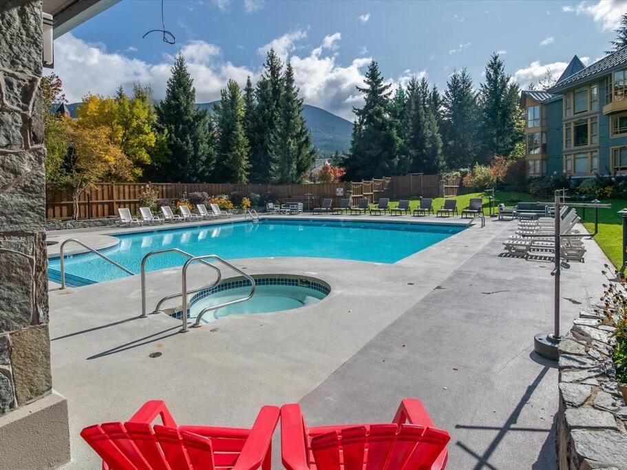Cascade Lodge Premium Suite, With Pool & Hot Tub Вістлер Екстер'єр фото